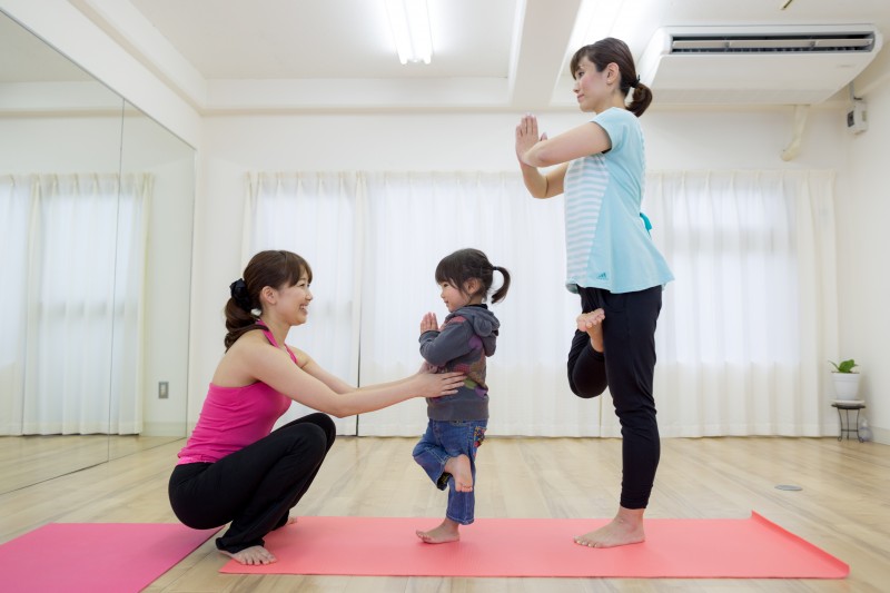 お子様と一緒にヨガのレッスン。